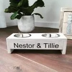 Kattenvoerbak met namen gemaakt van hout white wash