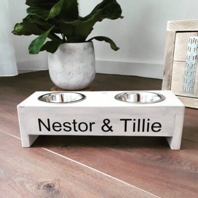 Kattenvoerbak met namen gemaakt van hout white wash