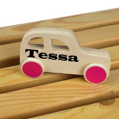 Houten auto roze met eigen naam