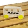 Houten bus geel met eigen naam
