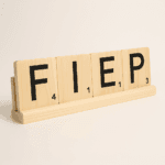 scrabble letters van hout in houder