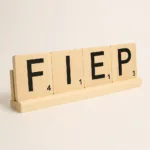 scrabble letters van hout in houder